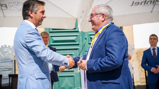 Luis Falcón recibe la medalla de oro al mérito de Pinhel