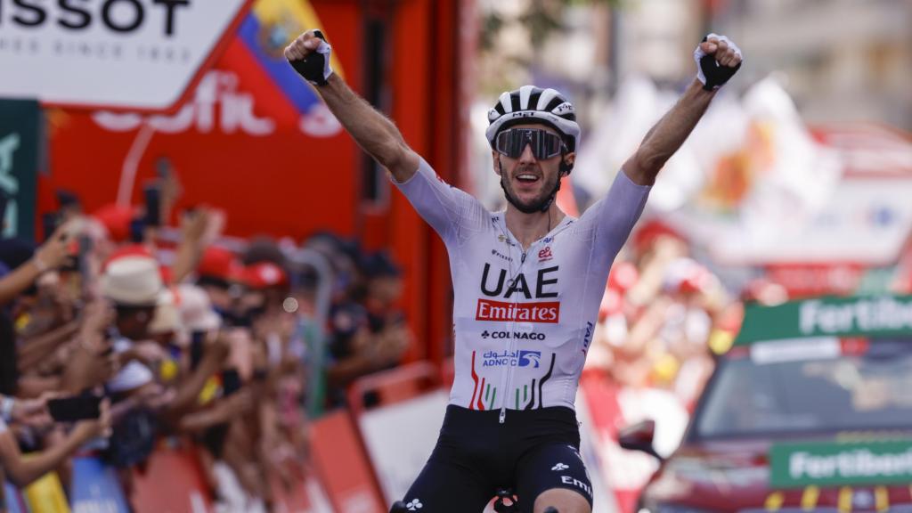 Adam Yates celebra su victoria en La Vuelta.