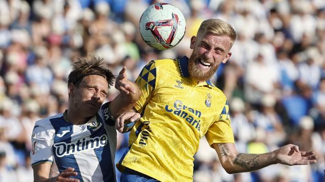 McBurnie y Sergio González pelean por el balón.