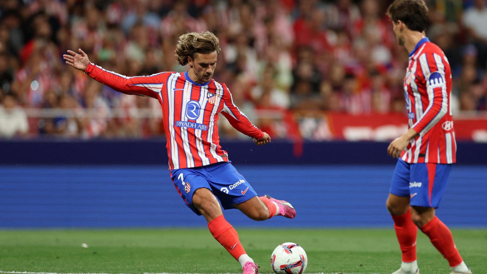 Griezmann golpea al balón durante el partido ante el Girona.