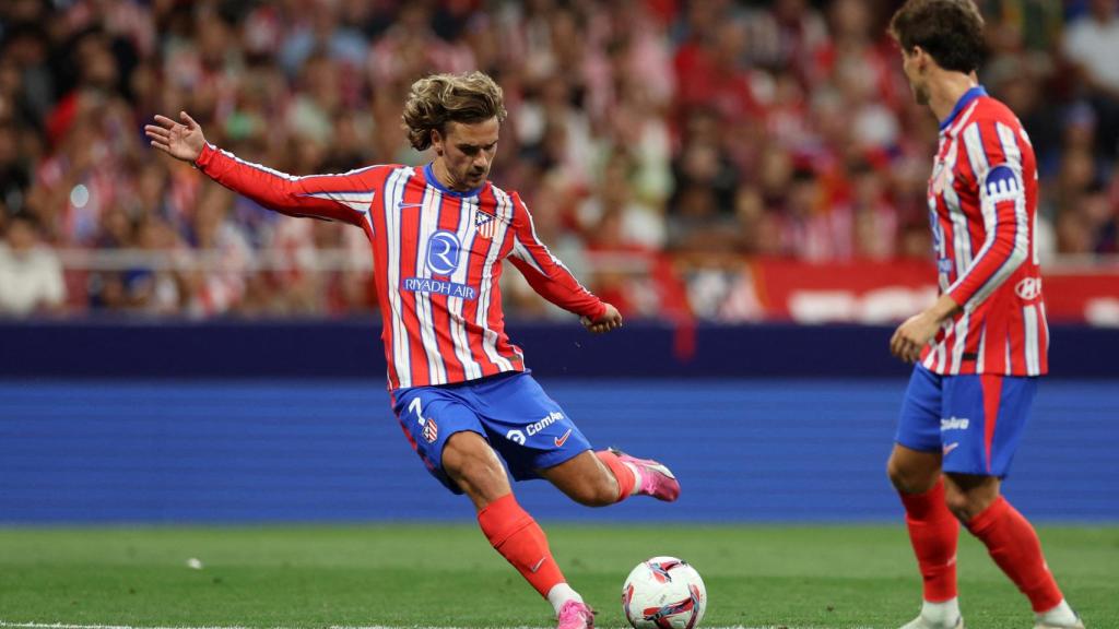 Griezmann golpea al balón durante el partido ante el Girona.