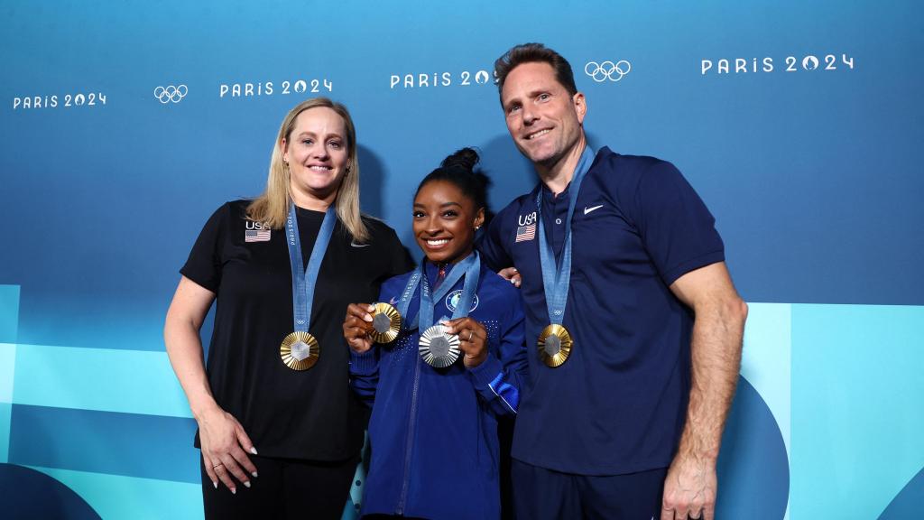 Simone Biles posa con sus entrenadores y las medallas logradas en París 2024.