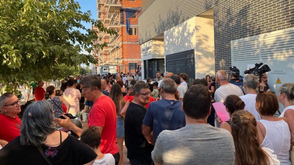 Varias personas protestan frente al 115 de la Avenida Miguel Delibes, donde supuestamente se han producido 12 okupaciones.