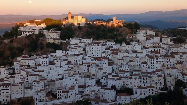 El pueblo de Málaga que ofrece una ruta cultural al atardecer por su casco histórico.