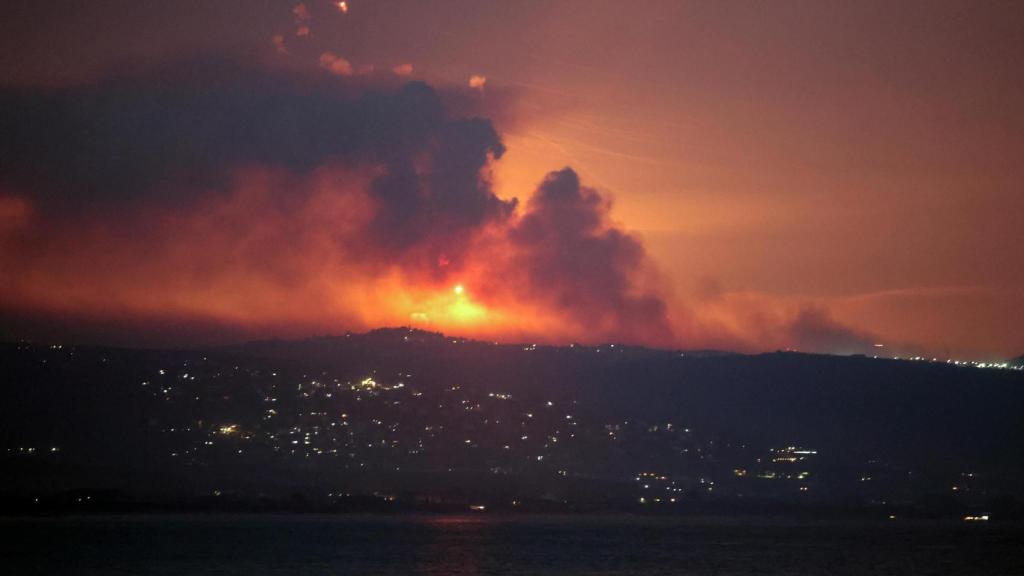 Una columna de humo y fuego en el lado libanés de la frontera con Israel, después de que Israel lanzará un ataque preventivo contra Hezbolá.