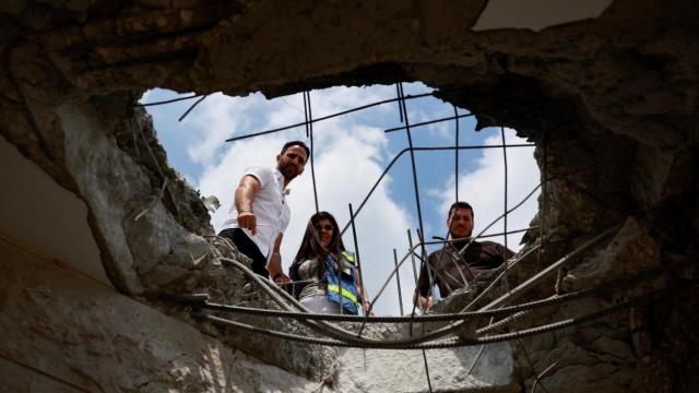 Inspectores evalúan los daños en un edificio residencial en Israel tras un ataque con cohetes y drones de Hezbolá el 25 de agosto de 2024.