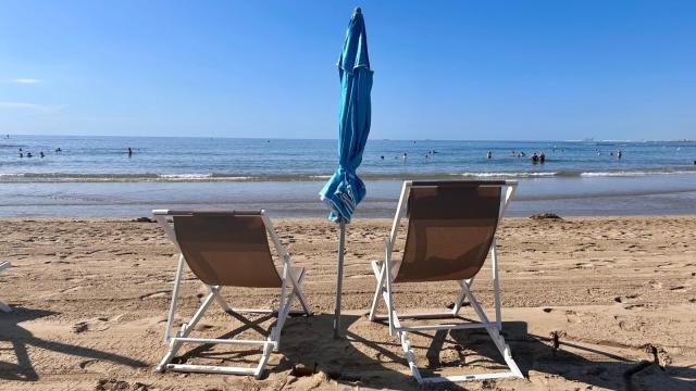 Una sombrilla y dos sillas sin dueño a primera hora de la mañana en una playa valenciana. EE