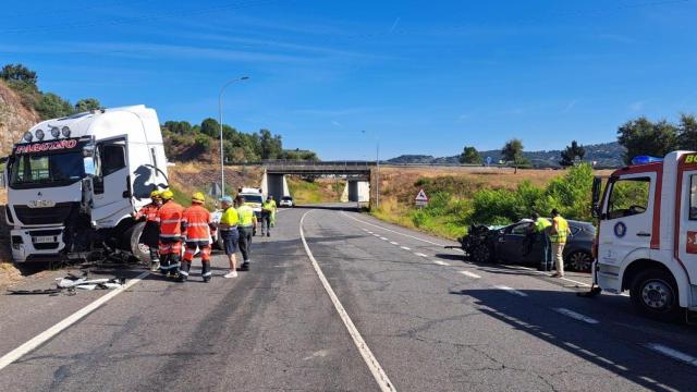 Accidente entre un camión y un coche en San Cibrao das Viñas (Ourense)