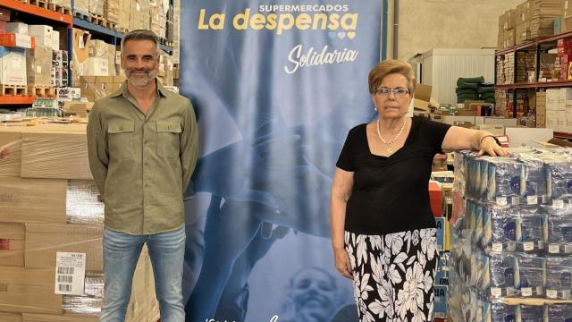 Luis Aznal y Marisa Martínez durante la donación de los alimentos.