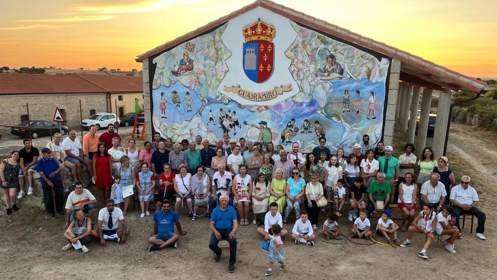 Guadramiro inaugura un mural en recuerdo de la antigua escuela