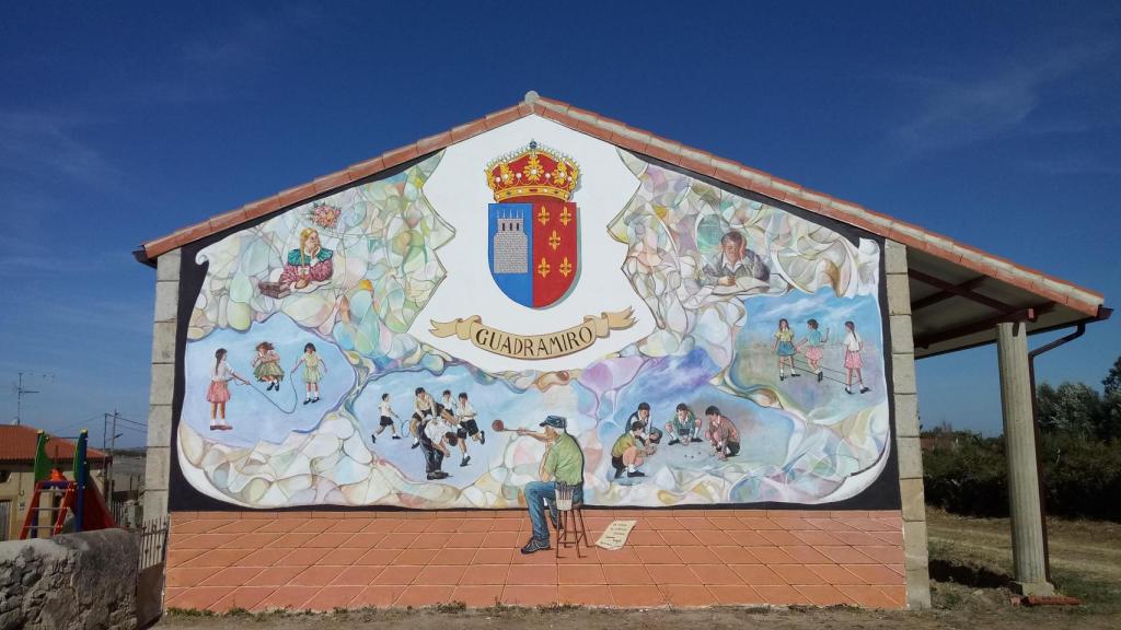 Mural dedicado a la antigua escuela en Guadramiro