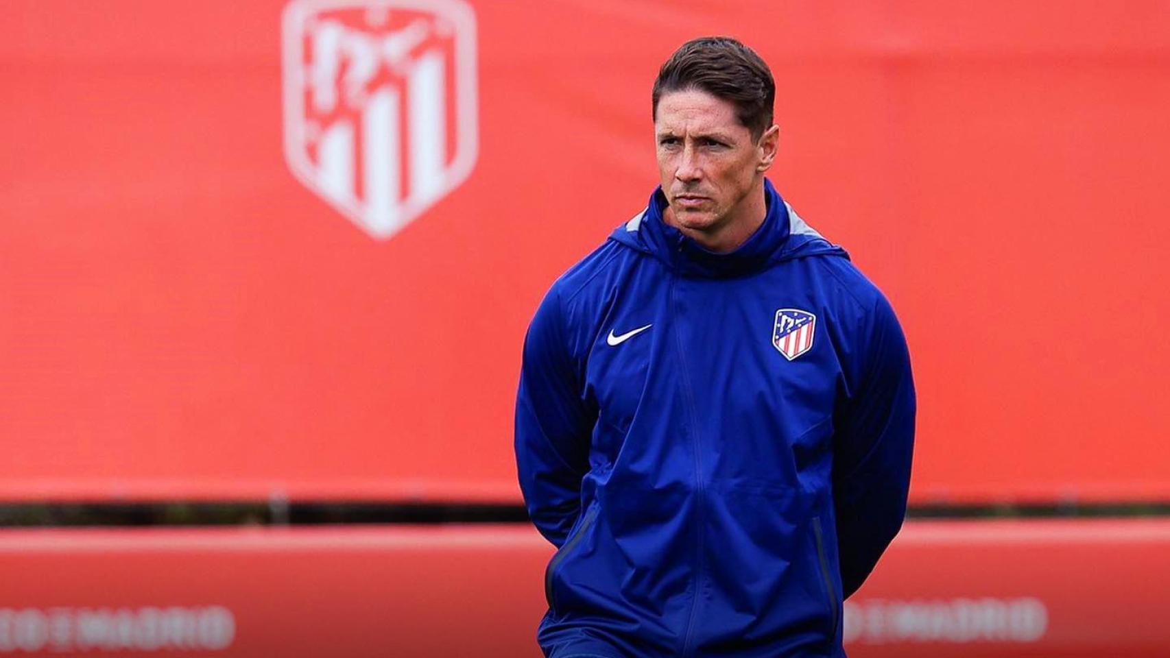 Fernando Torres da indicaciones durante un partido con el juvenil del Atlético.