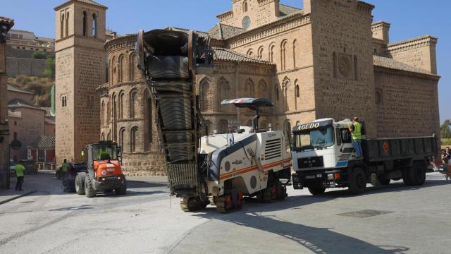 Maquinaria pesada trabajando en el entorno de la Puerta de Bisagra de Toledo.