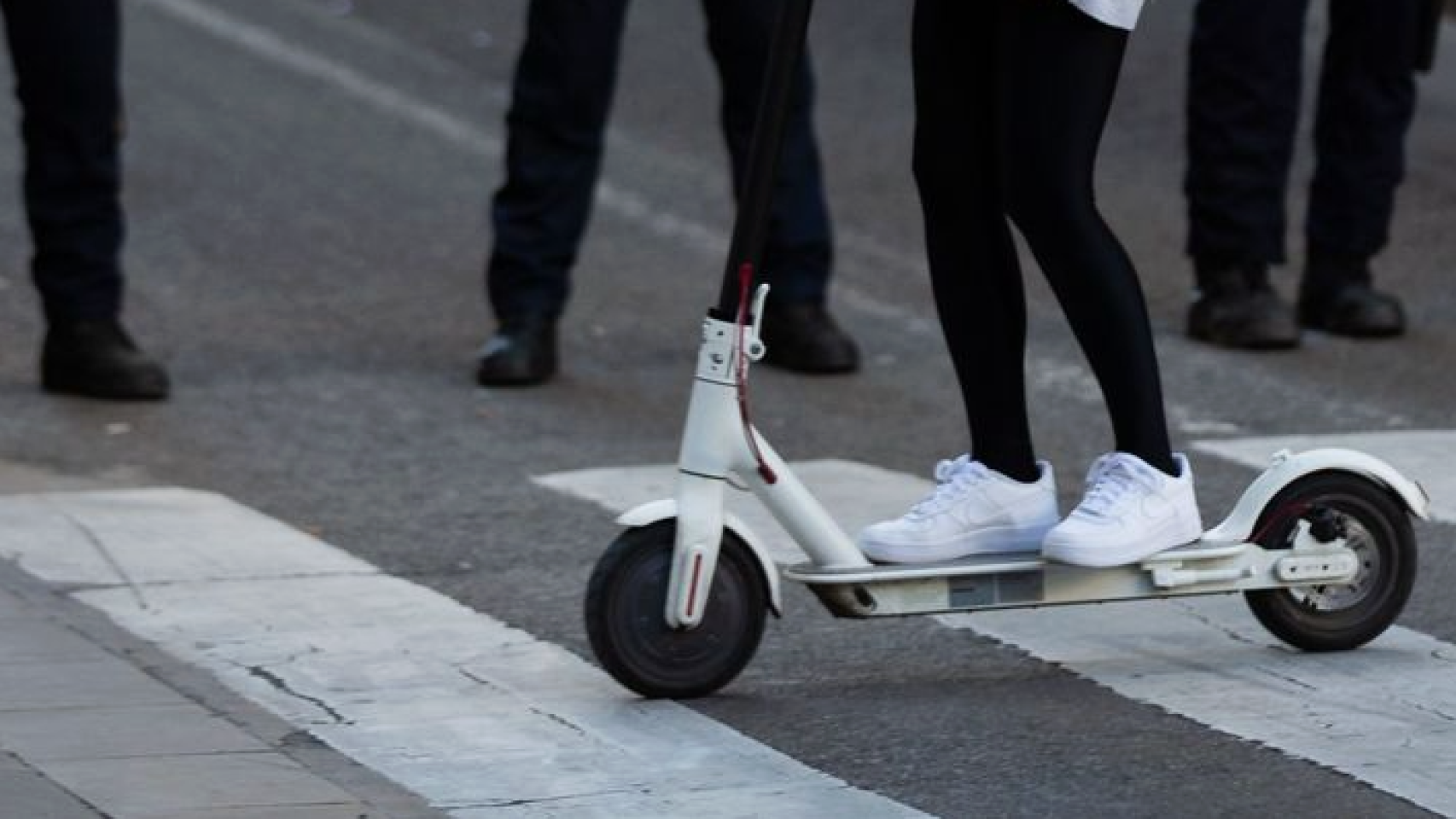 Un joven circula con un patinete eléctrico