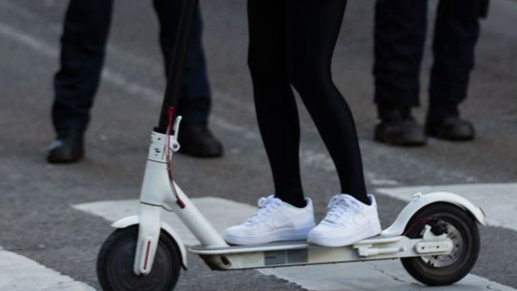 Un joven circula con un patinete eléctrico