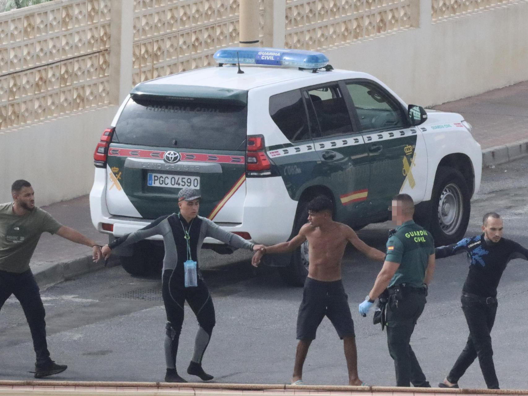 Un grupo de migrantes a su llegada a Ceuta este lunes.