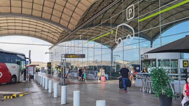 La entrada del aeropuerto de L'Altet, que ha batido diversos récords el pasado curso, este agosto.