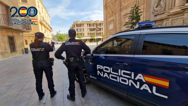 Agentes de la Policía Nacional de Elche, en una imagen de archivo.