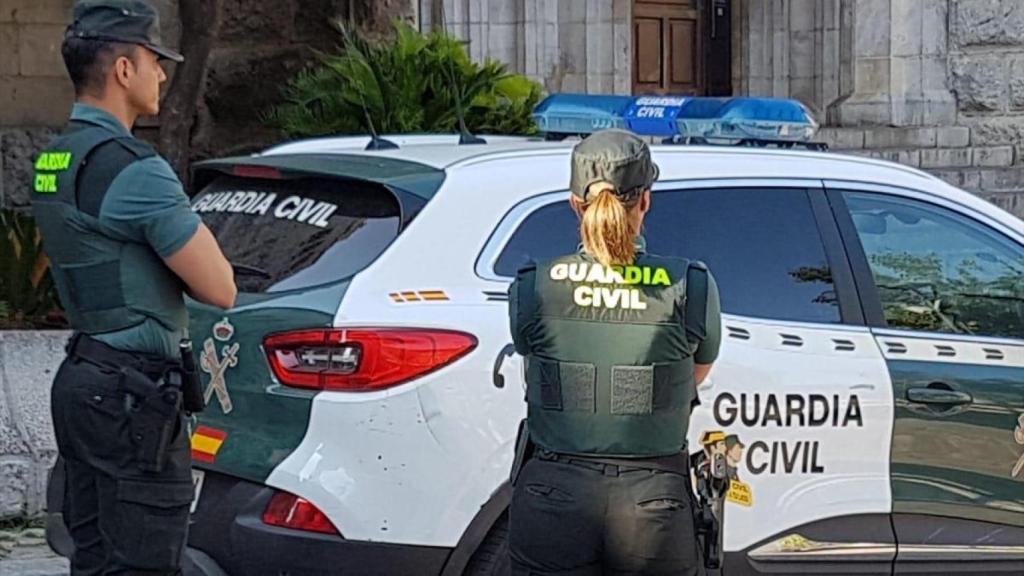 Imagen de dos agentes de la Guardia Civil