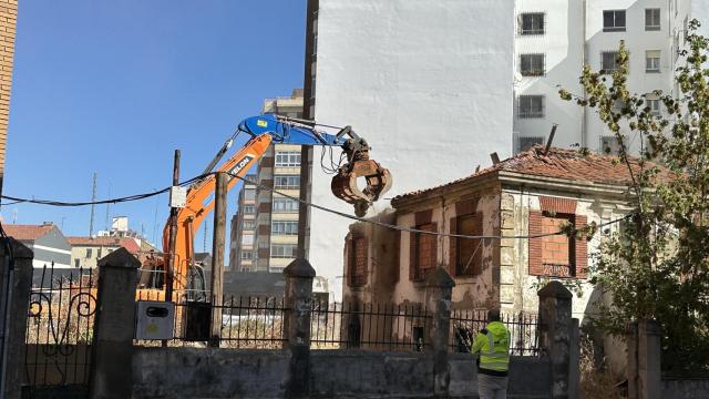 Derribo de un inmueble en calle Los Osorios