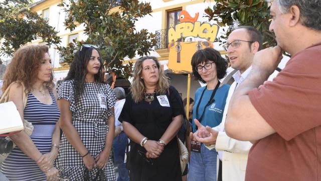 El alcalde de Ciudad Rodrigo en una visita a la Feria de Teatro