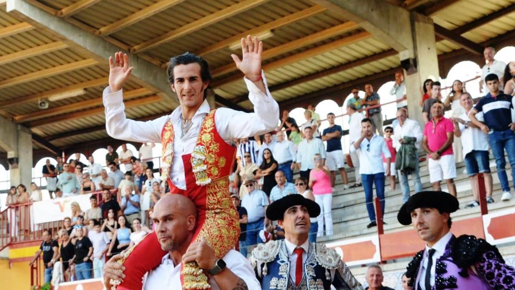 El novillero jerezano Miguel Andrades salió en hombros en la primera novillada del Piñón de España
