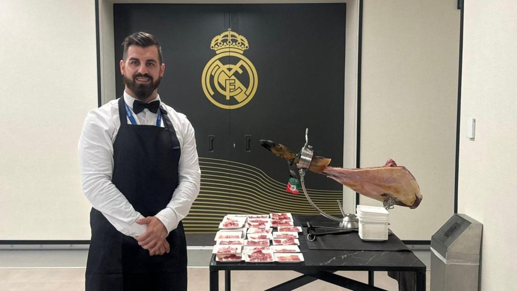 Pedro Ortega, el cortador oficial de jamón del Real Madrid