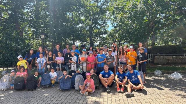 Juan del Canto con los participantes del campamento social de la Diputación de Zamora