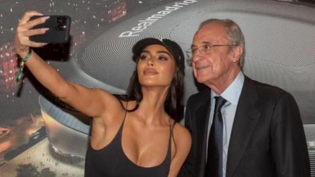 Kim Kardashian junto a Florentino Pérez en el Santiago Bernabéu.