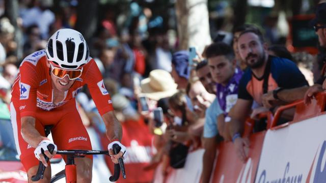 Ben O'Connor, de líder de La Vuelta, sufre en la subida a la Sierra de Cazorla.