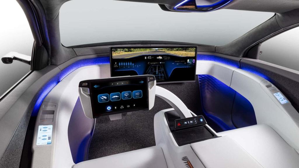 Interior de coche eléctrico con pantallas táctiles de Yanfeng