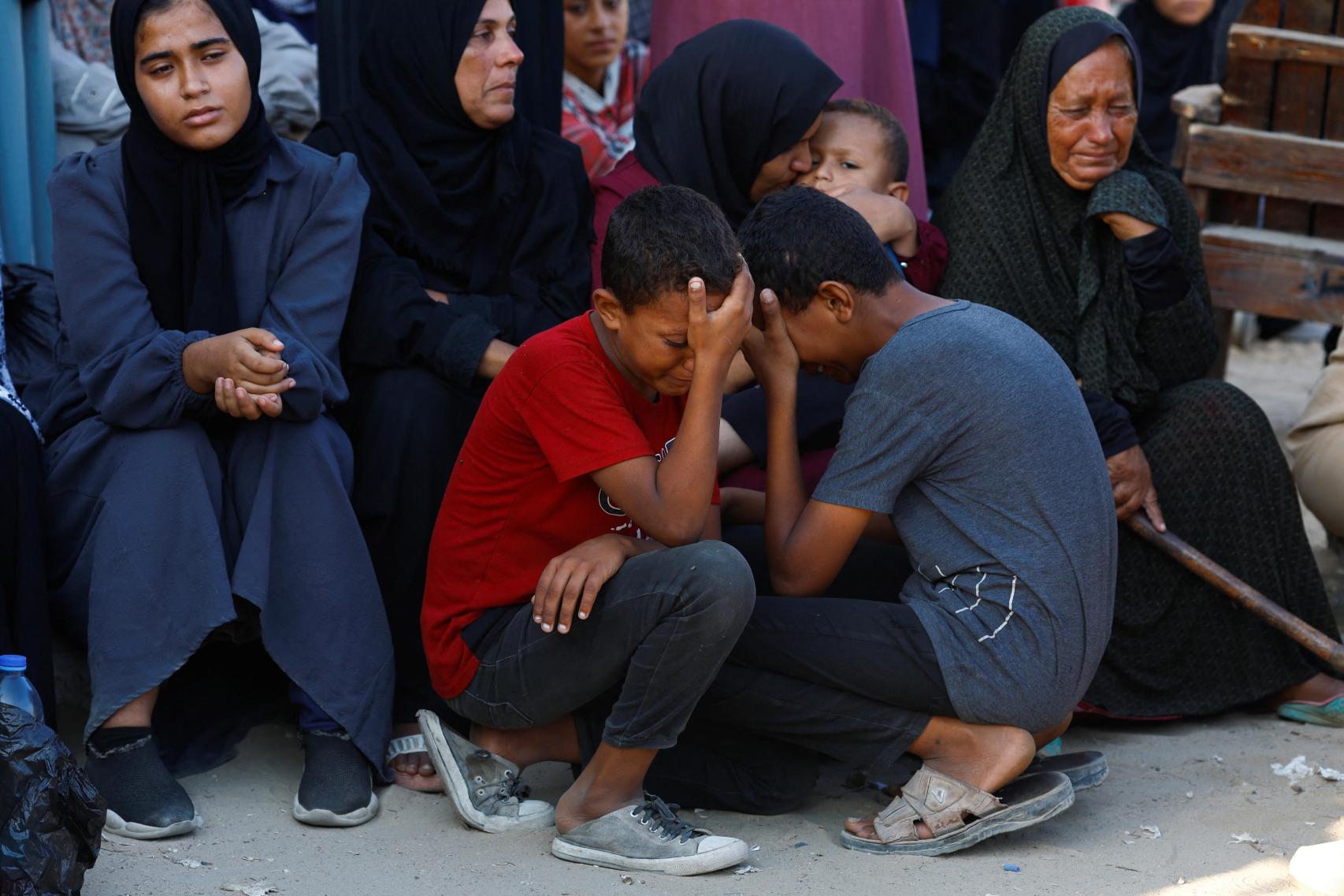 Unos niños lloran por la muerte de varios palestinos en un ataque israelí en el sur de Gaza.