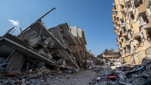 Restos de un edificio derrumbado tras los terremotos de Turquía en 2023.