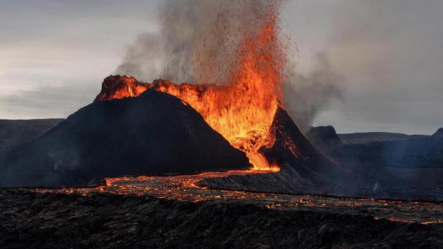 Volcán Fagradalsfjall, en Islandia, en erupción.