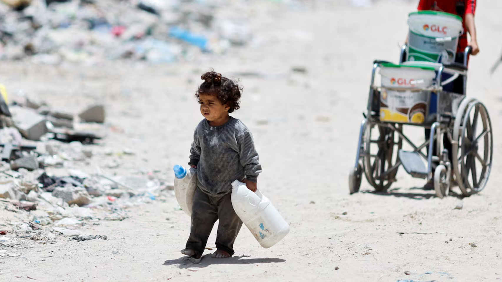 Niños recogiendo agua en la Franja de Gaza.