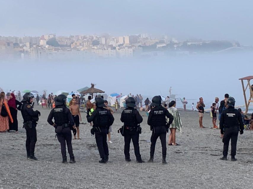 La Guardia Civil toma la playa del Tarajal para identificar a las decenas de 'menas' llegados a nado de Marruecos.