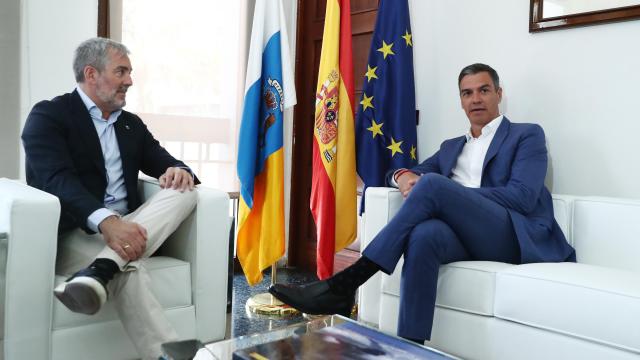 Fernando Clavijo, presidente de Canarias, y Pedro Sánchez, el pasado viernes, en la reunión celebrada en La Palma.