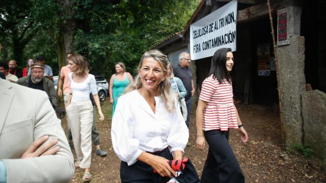 La vicepresidenta segunda y ministra de Trabajo y Economía Social, Yolanda Díaz (c), se reúne con representantes de la Plataforma Ulloa Viva.