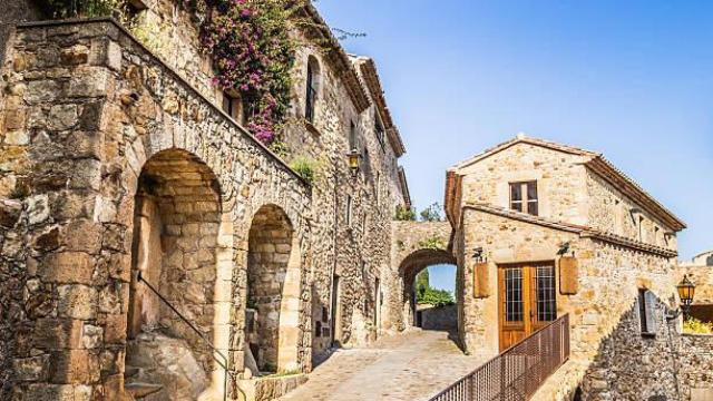 Vista de una de las calles de Pals, en Girona.