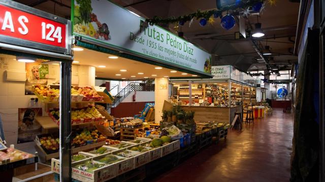 Expositor de una frutería en un mercado.