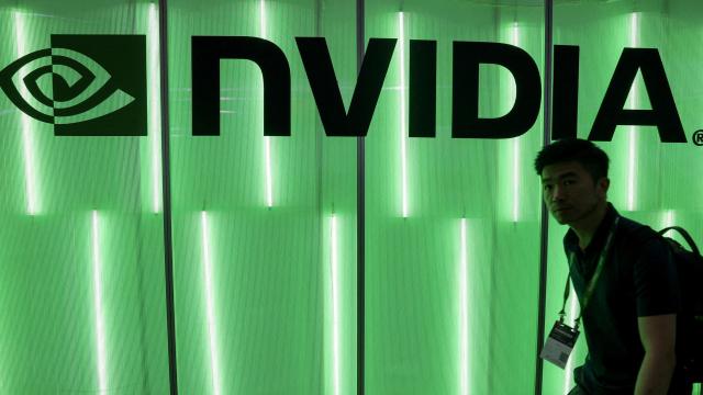 Una persona pasa por delante de un logo de Nvidia.