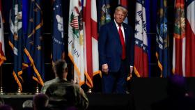 El candidato presidencial republicano y expresidente estadounidense Donald Trump habla en la Conferencia General NGAUS de la Guardia Nacional de los Estados Unidos en Detroit.