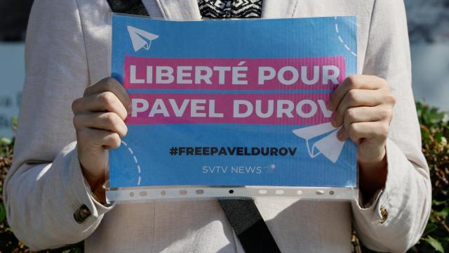 Una mujer muestra una pancarta en la que se puede leer 'Libertad para Pavel Durov', en la embajada de Francia en Moscú.