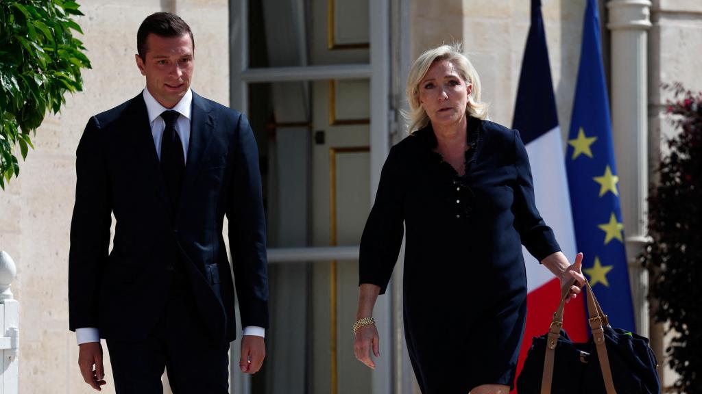 Los líderes de la extrema derecha francesa Marine Le Pen y Jordan Bardella, este lunes en El Elíseo.