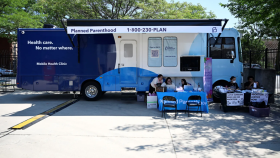 Unidad móvil de la clínica Planned Parenthood (Planificación Familiar) cerca del United Center, donde se celebraba la Convención Nacional Demócrata, el pasado lunes en Chicago.