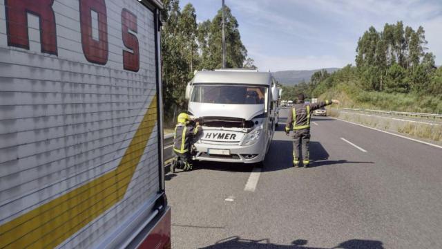 Caravana averiada en la AG-11, en Rianxo.