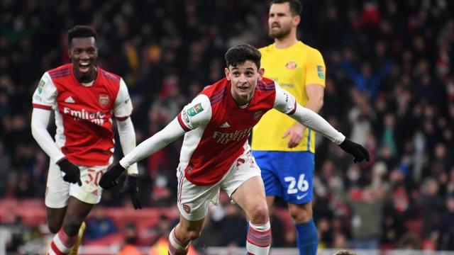 Charlie Patiño celebra un gol con el Arsenal