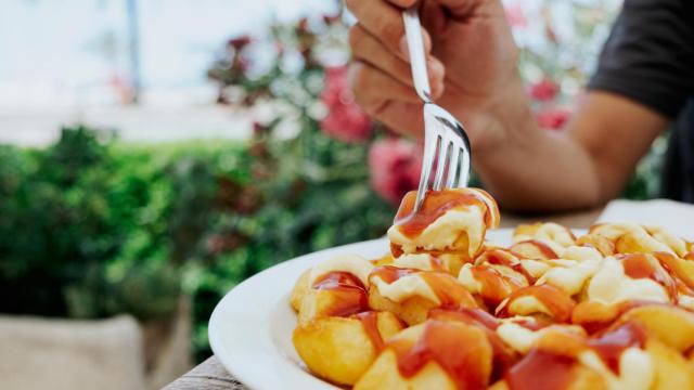 Un plato de patatas bravas