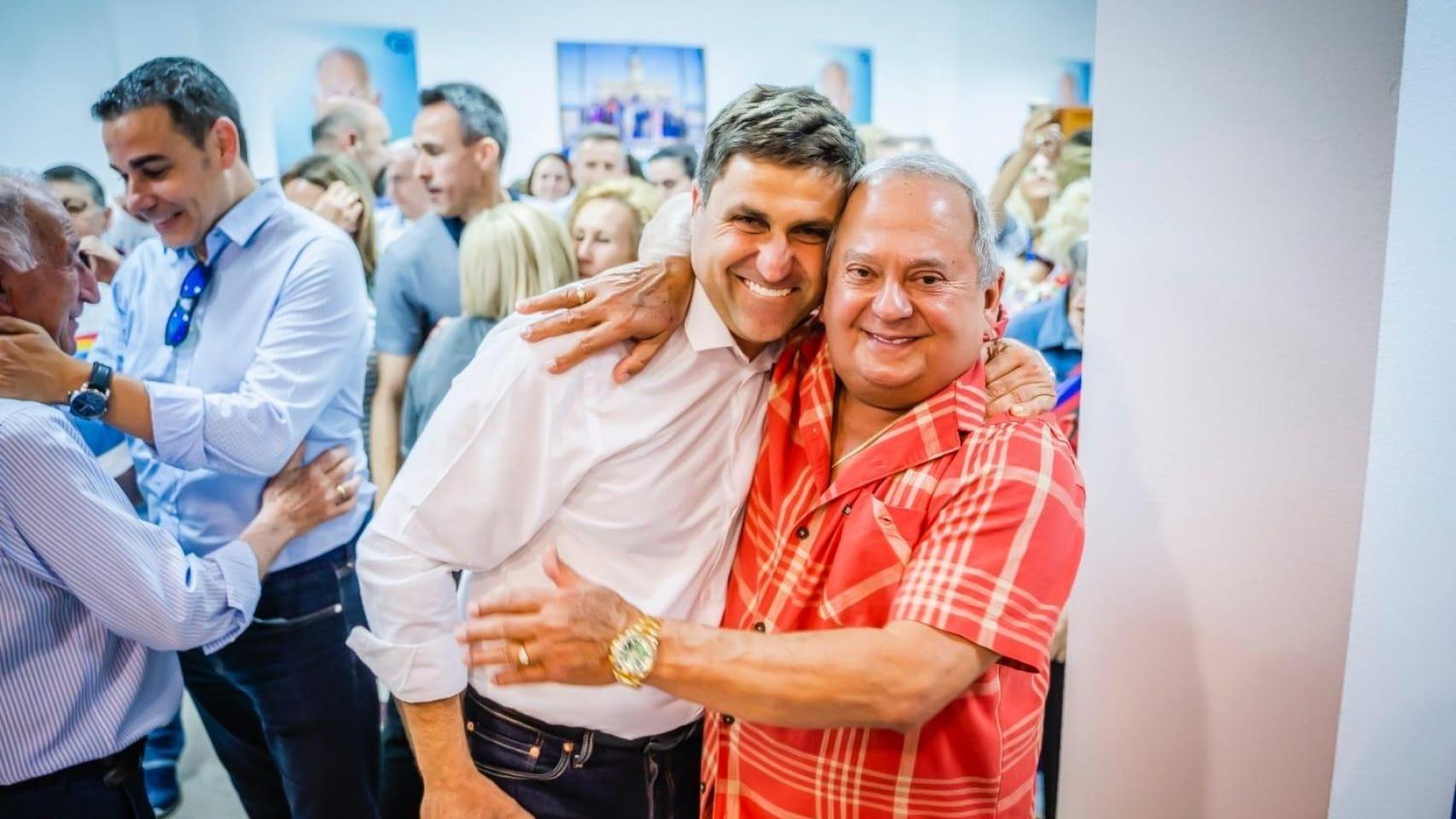 Rafael Piorno, a la derecha con camisa roja a cuadros, junto a compañeros del PP tras ganar las municipales en 2023 en Roquetas de Mar.