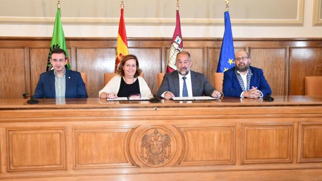 Imagen de la firma de un convenio de colaboración firmado recientemente entre la UCLM y la Diputación de Toledo.